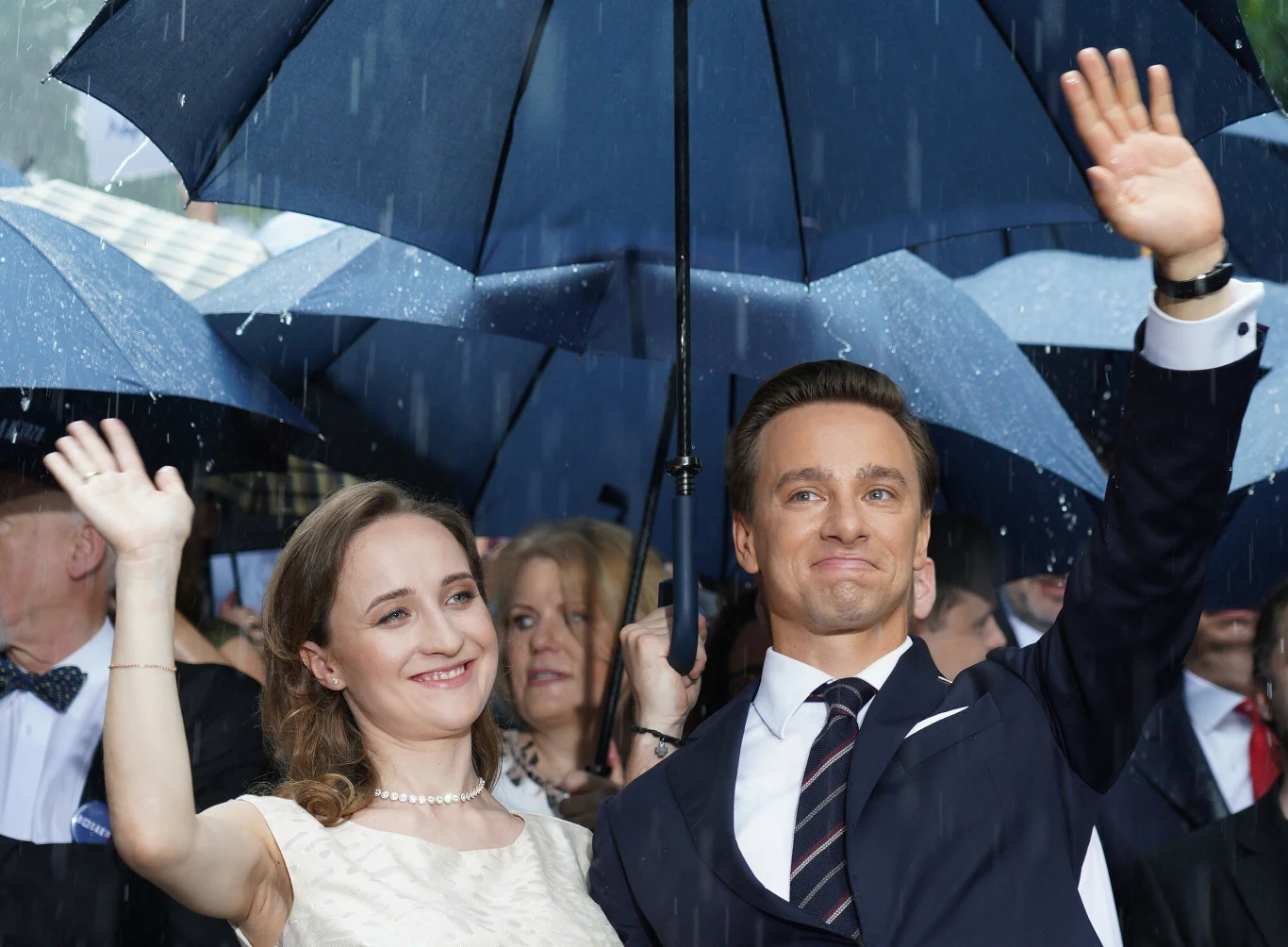 Warszawa, 20.06.2020. Krzysztof Bosak, kandydat Konfederacji w czerwcowych wyborach prezydenckich, z żona Kariną na wiecu wyborczym w Parku im. Rydza-Śmigłego