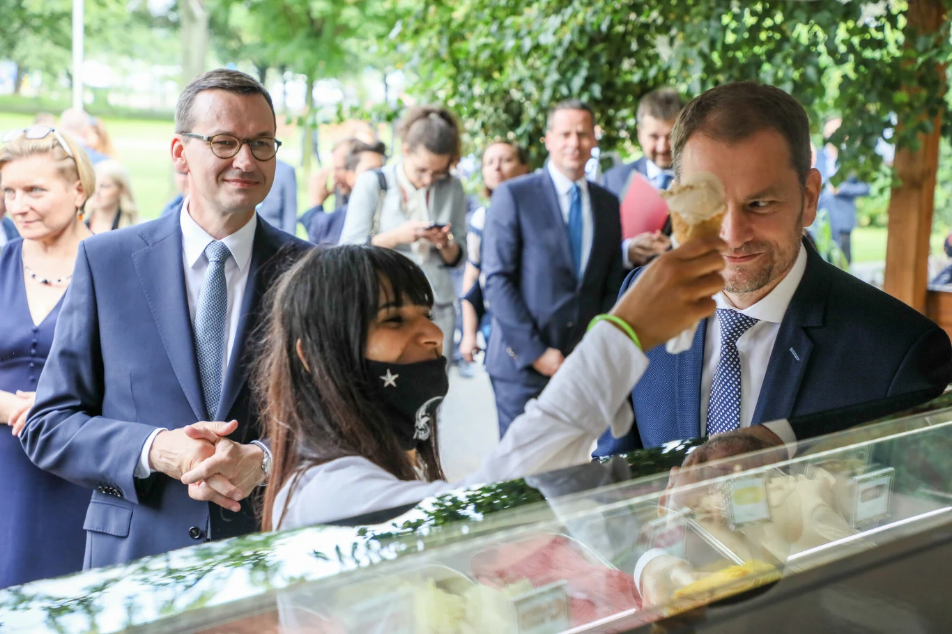 Warszawa, 03.07.2020. Spotkanie szefów rządów państw Grupy Wyszehradzkiej. Spacer premiera Mateusza Morawieckiego i premiera Słowacji Igora Matovica po skwerze 1. Dywizji Pancernej Wojska Polskiego