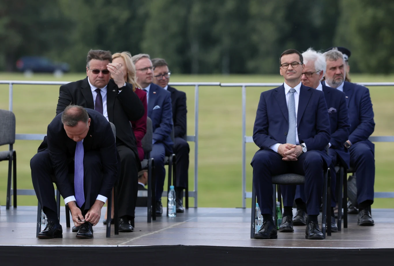 Grunwald, 15.07.2020. Prezydent Andrzej Duda wiąże but w czasie obchodów 610. rocznicy Bitwy pod Grunwaldem
