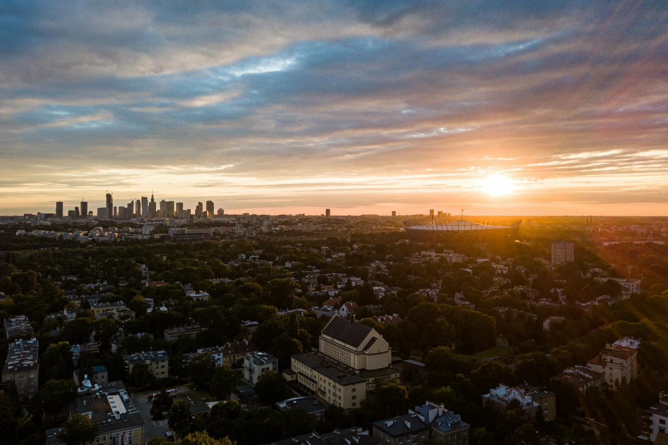 Warszawa, 05.07.2020. Widok na panoramę Warszawy znad Saskiej Kępy. Na pierwszym planie kościół pw. Matki Bożej Nieustającej Pomocy