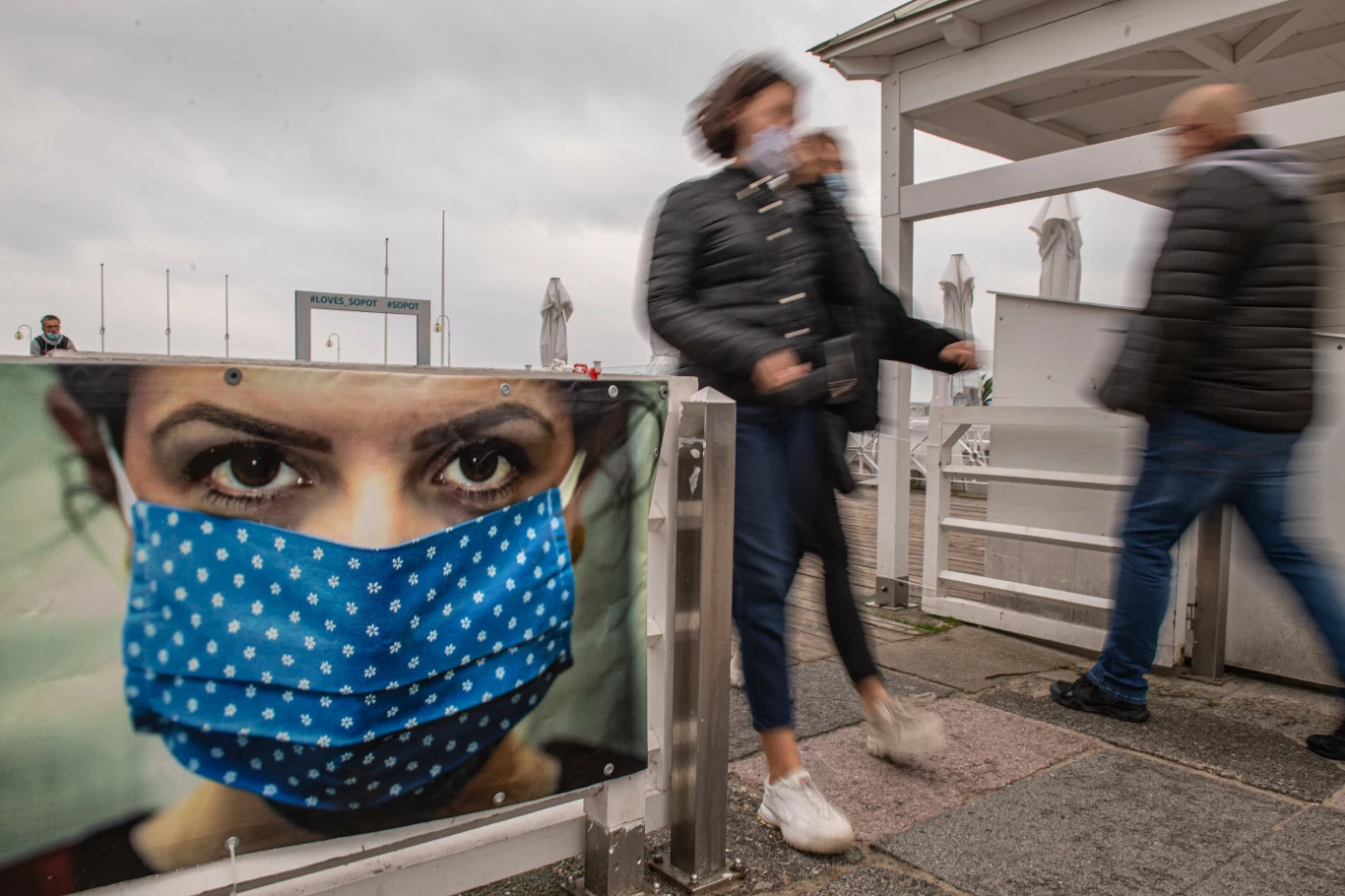Sopot, 03.10.2020. Sopot objęty czerwoną strefą obostrzeń związanych z pandemią koronawirusa. W przestrzeni publicznej obowiązuje nakaz zasłaniania nosa i ust