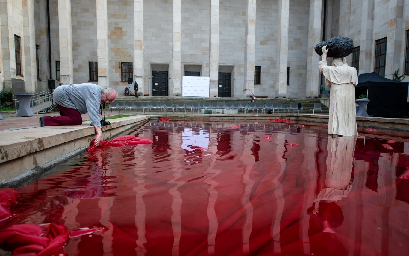 Warszawa, 24.09.2020. Otwarcie instalacji "Zatrute źródło" autorstwa Jerzego Kaliny na dziedzińcu głównym Muzeum Narodowego w Warszawie