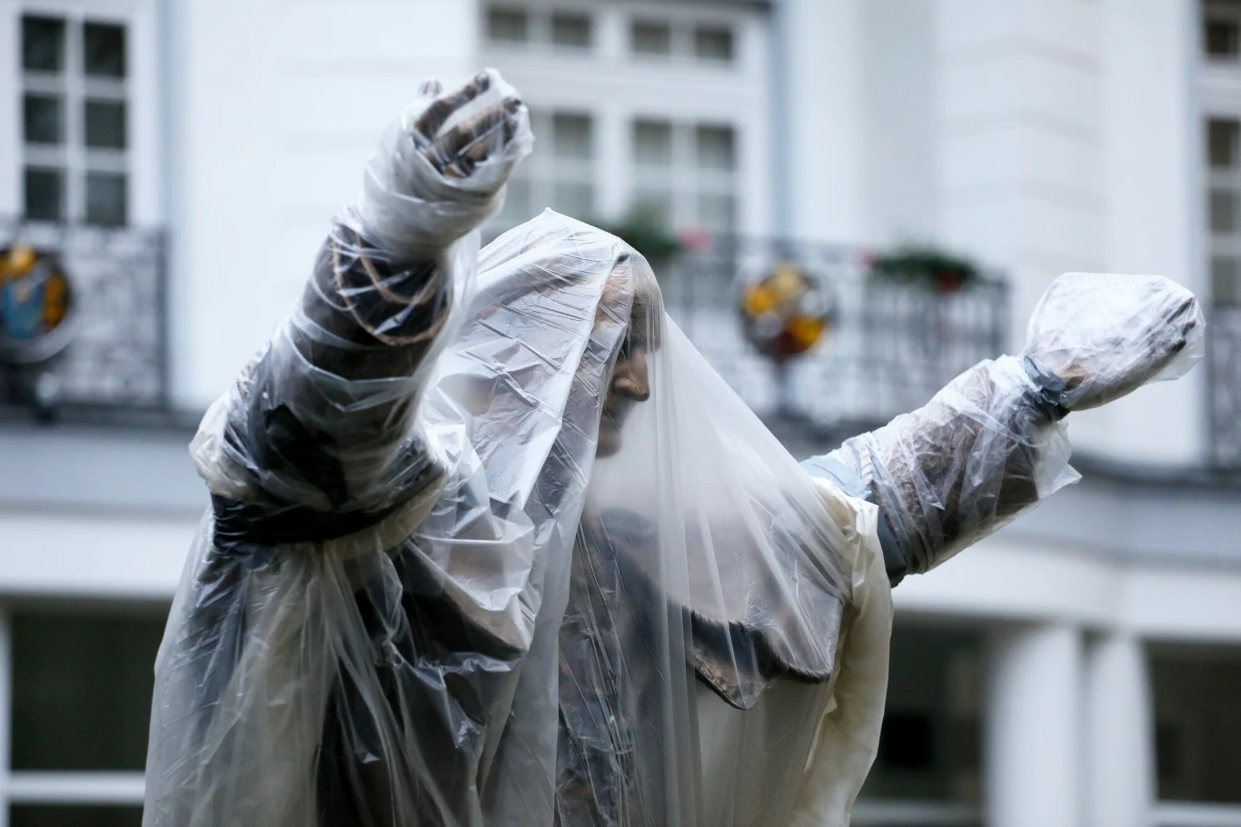Warszawa, 29.10.2020. Pomniki papieży w ogrodzie Nuncjatury Apostolskiej przy ul. Szucha zostały zabezpieczone folią ze względu na trwające protesty Strajku Kobiet. Na zdjęciu zakryta rzeźba Pawła VI