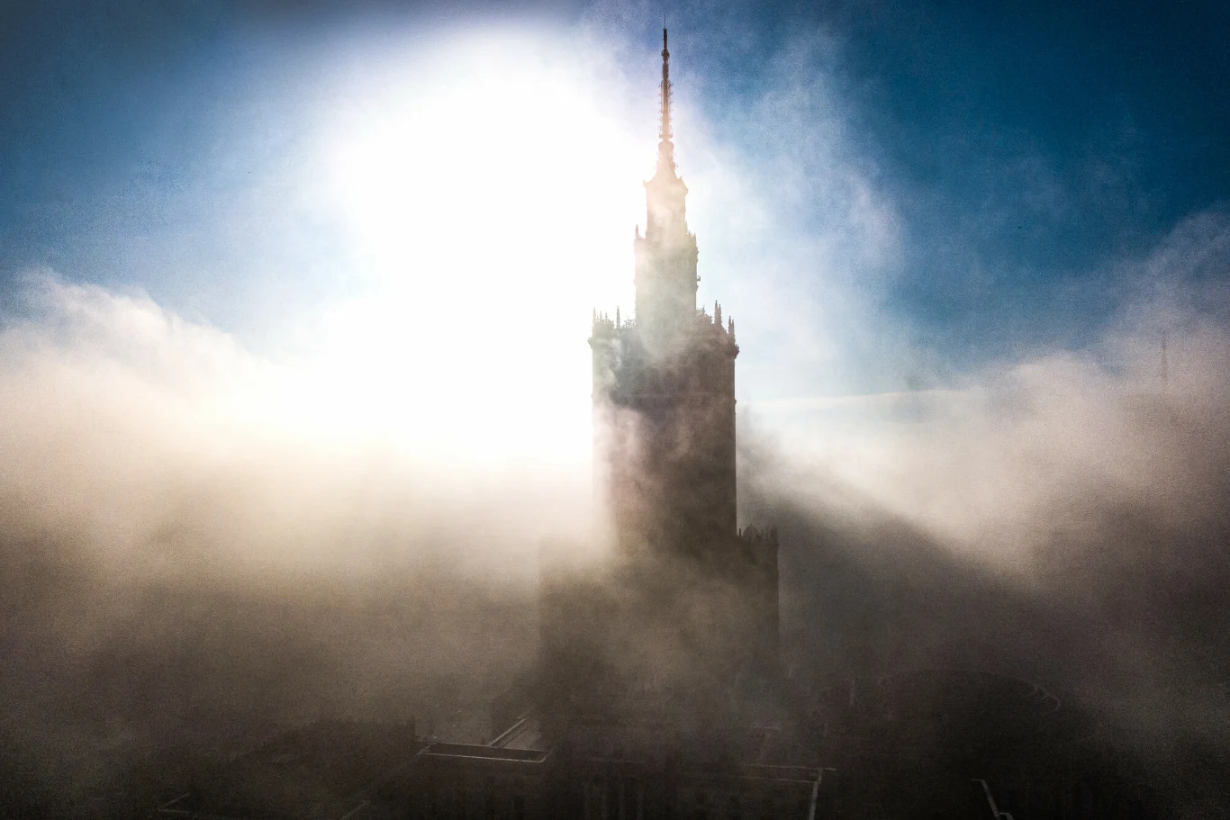Warszawa, 25.10.2020. Pałac Kultury i Nauki we mgle