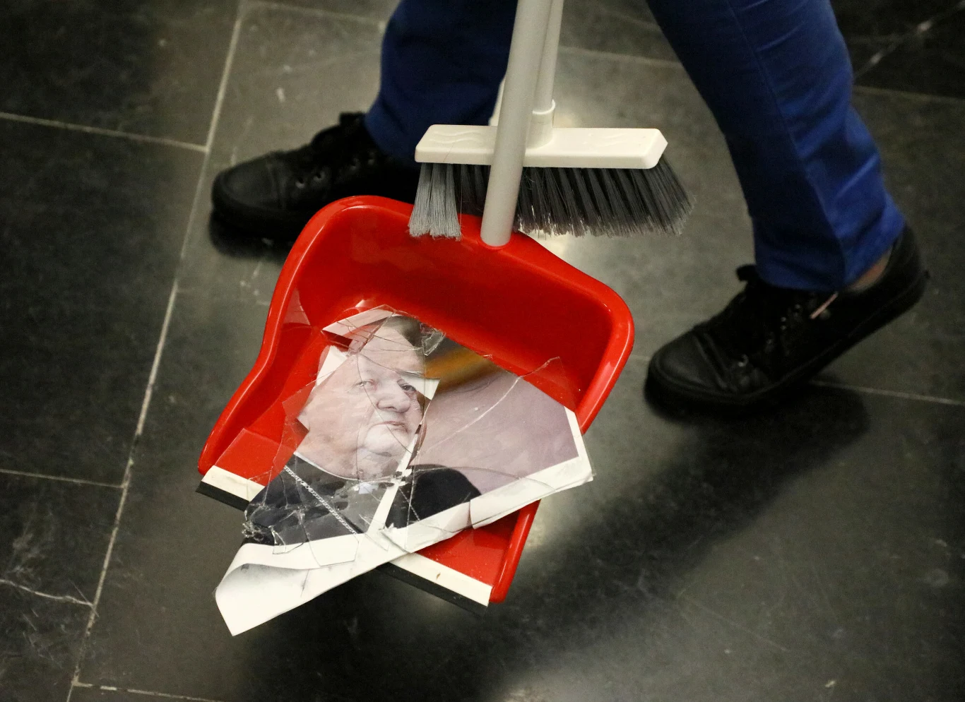 Warszawa, 10.11.2020. Konferencja prasowa lewicy na temat mapy pedofilii w Kościele katolickim. Posłanki podarły m.in. fotografię kard. Stanisława Dziwisza