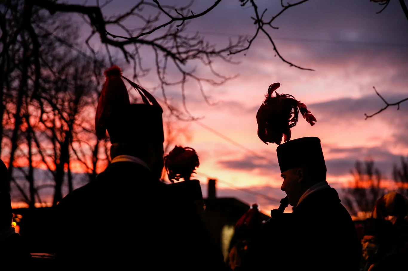 Katowice, 04.12.2020. Tradycyjnie w barbórkowy poranek orkiestra górnicza KWK Wieczorek budzi mieszkanców Nikiszowca - górniczej dzielnicy Katowic