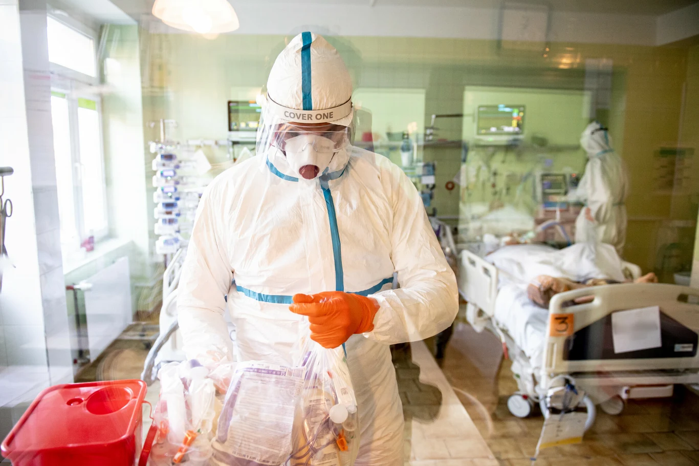 Gdańsk, 03.11.2020. Dzień pracy w szpitalu zakaźnym w Gdańsku na oddziałach leczących pacjentów z COVID-19