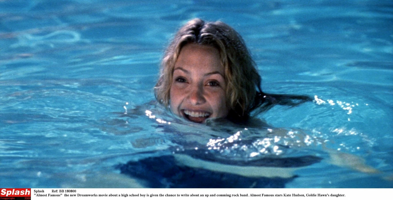 Kate Hudson debiutowała na ekranie w wieku 19 lat w filmie "Desert Blue". Rok później miała na swoim koncie już kilka premier, w tym "Doktora T. i kobiety" w reżyserii Roberta Altmana. Przełomowa okazała się jej rola w filmie "U progu sławy" Camerona Crowe’a z 2000 roku. Hudson wcieliła się w przywódczynię groupies, które podążają za zespołem rockowym Stillwater. Film okazało się ogromnym sukcesem, a Hudson otrzymała Złoty Glob i nominację do Oscara za rolę drugoplanową.