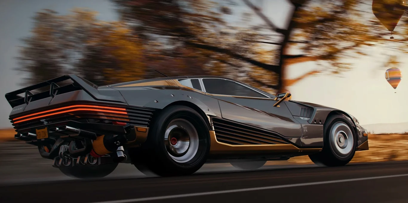 1450 kilogramów (3200 funtów) miałoby większy sens, ale to przecież szczegóły, a samochód jest fikcyjny. Jest też napęd na cztery koła, co wydatnie poprawia wrażenia z jazdy w Forza Horizon 4. Gra ocenia indeks wydajności na 890, co oznacza górną sekcję klasy S – a więc spore możliwości.