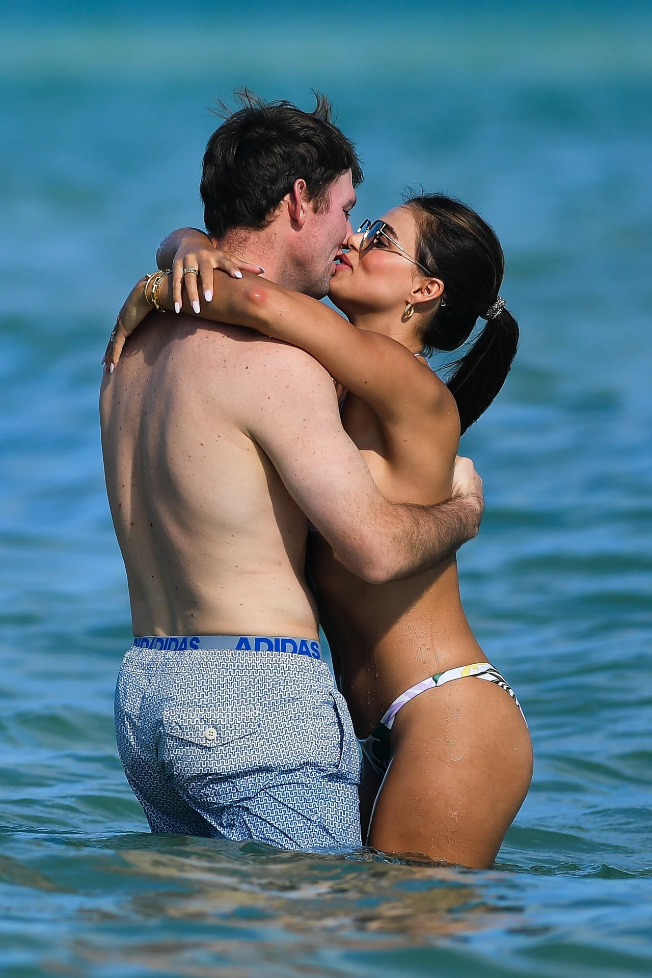 Nie przejmowali się obecnością fotoreporterów, a piękna Brooks Nader chętnie eksponowała swoje zgrabne ciało w bikini. Nie przejmowali się obecnością fotoreporterów, a piękna Brooks Nader chętnie eksponowała swoje zgrabne ciało w bikini.