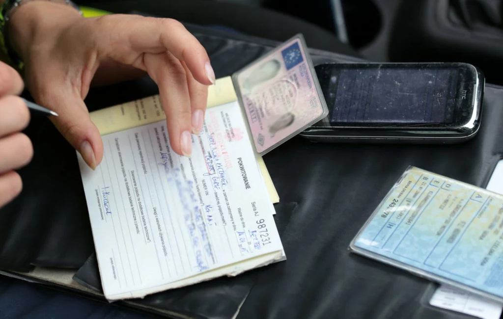 Policjant przez lata jeździł bez prawa jazdy. Wpadł, bo wjechał w inne auto