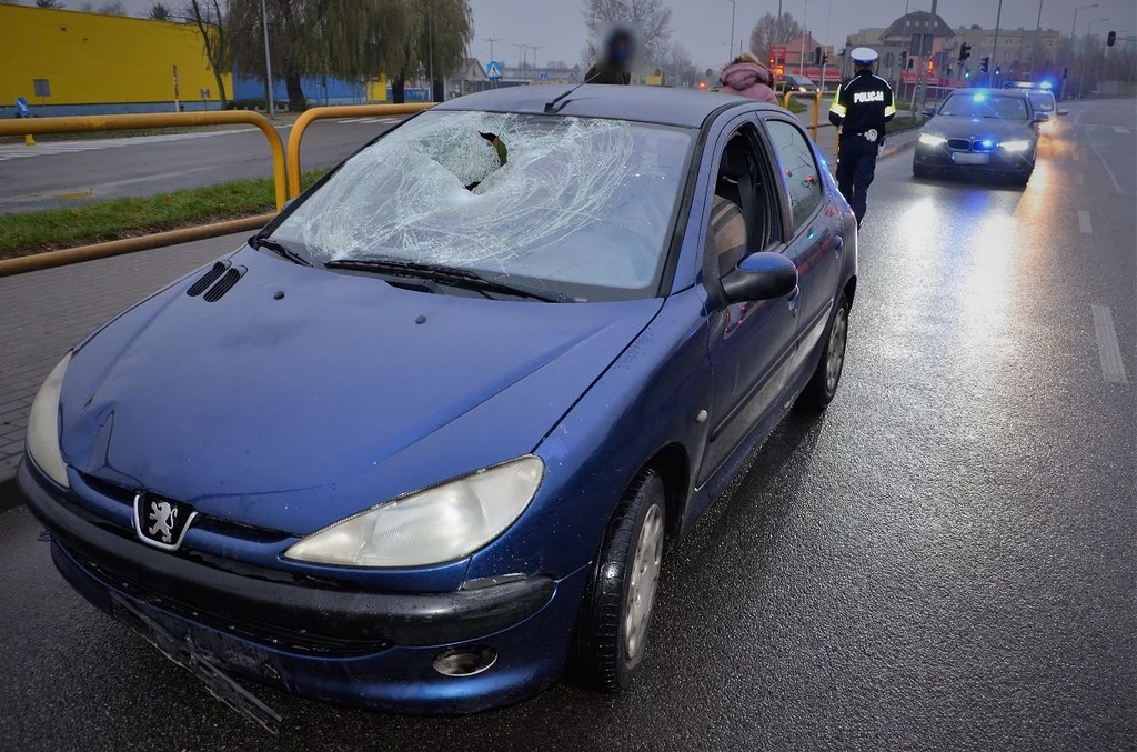 Oceniając po uszkodzeniach samochodu można stwierdzić, że piesza ma szczęście, że żyje...