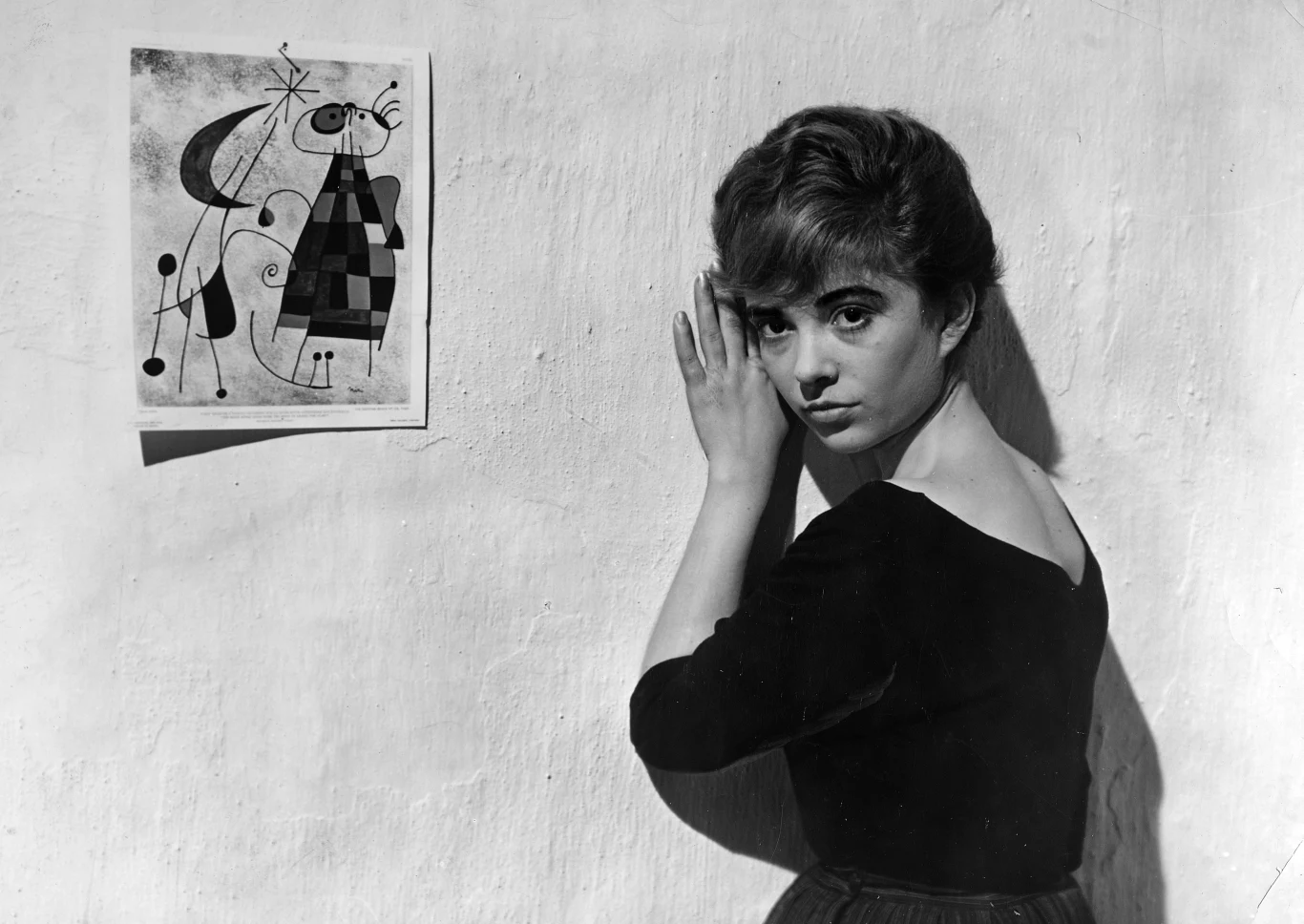 W filmie wystąpili młodzi aktorzy, którzy za kilka lat mieli stać się gwiazdami polskiego kina. Na planie spotkali się: Tadeusz Łomnicki, Krystyna Stypułkowska, Kalina Jędrusik, Teresa Szmigielówna, Zbigniew Cybulski, Roman Polański, Marian Kociniak, Andrzej Nowakowski, Jerzy Skolimowski oraz muzycy jazzowi Andrzej Trzaskowski i Krzysztof Komeda.

Na zdjęciu: Krystyna Stypułkowska w filmie "Niewinni czarodzieje"