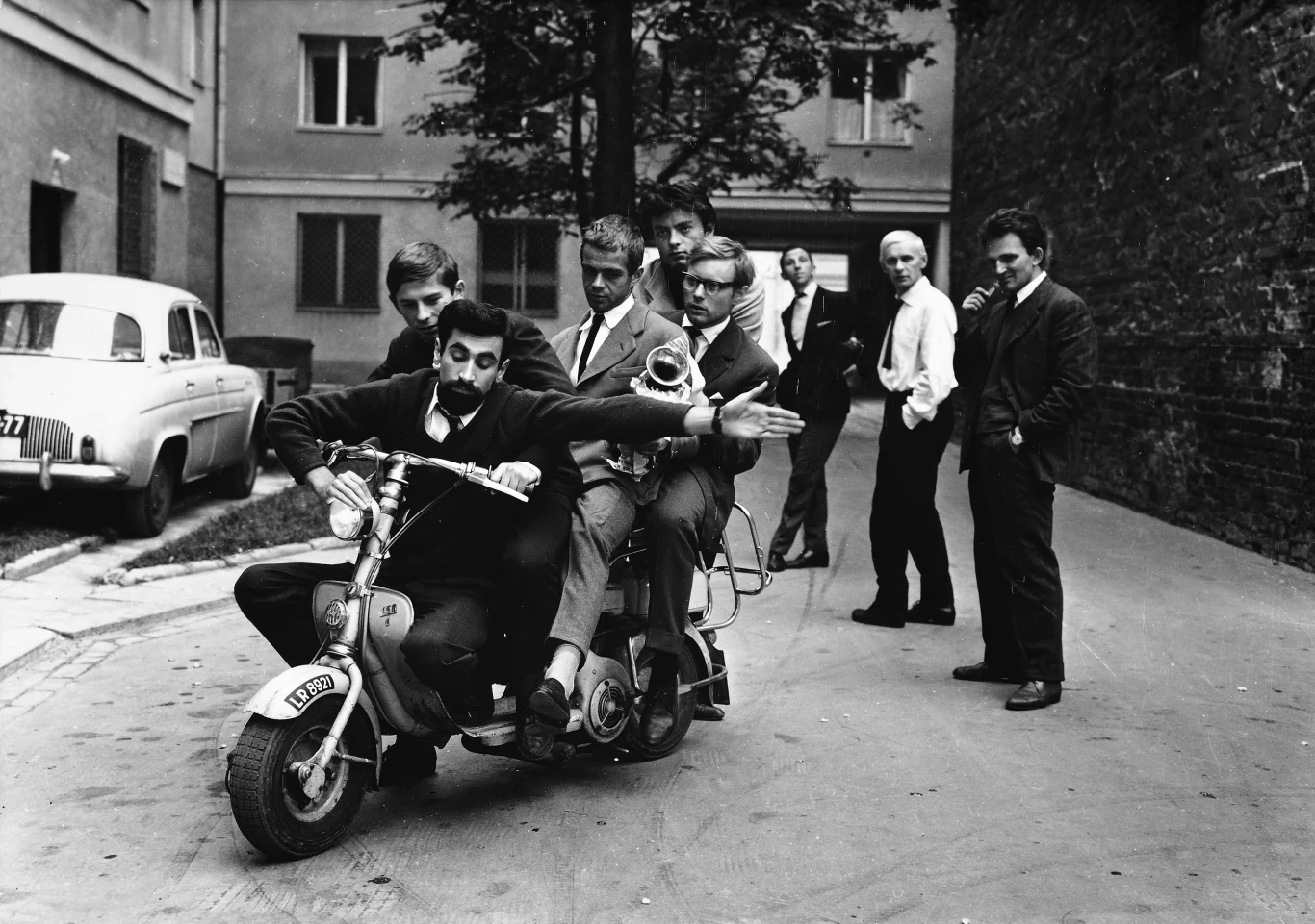 Film wywołał szeroką społeczną dyskusję. Recenzje po premierze były skrajne - od ataków po zachwyty (podobał się młodym ludziom). Film skrytykowały ówczesne władze, zarzucając twórcom "promowanie wartości znajdujących się w kategoriach społecznej szkodliwości". "Niewinni czarodziejów" potępił również Kościół katolicki jako "zupełnie nieodpowiedni dla młodzieży". Jednak film Andrzeja Wajdy zdobył Dyplom Uznania na MFF w Edynburgu w 1961 roku, a Martin Scorsese uznał tytuł za jedno z arcydzieł polskiego kina.

Kadr z filmu "Niewinni czarodzieje"