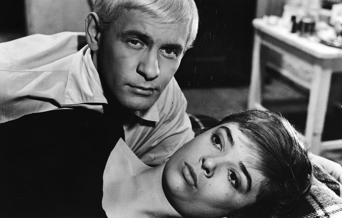 On jest lekarzem sportowym, a w wolnych chwilach jazzmanem - gra na perkusji. Chętnie nawiązuje przelotne znajomości z kobietami. Ona to dziewczyna przypadkowo spotkana w nocnym klubie Manekin. Niewiele o niej wiadomo. Przybierają imiona Pelagia i Bazyli. Zamierzają razem spędzić noc, bez zobowiązań. Pomiędzy bohaterami zaczyna się gra pozorów. Czy w takich warunkach może narodzić się prawdziwe uczucie?

Na zdjęciu: Tadeusz Łomnicki i Krystyna Stypułkowska w filmie "Niewinni czarodzieje"