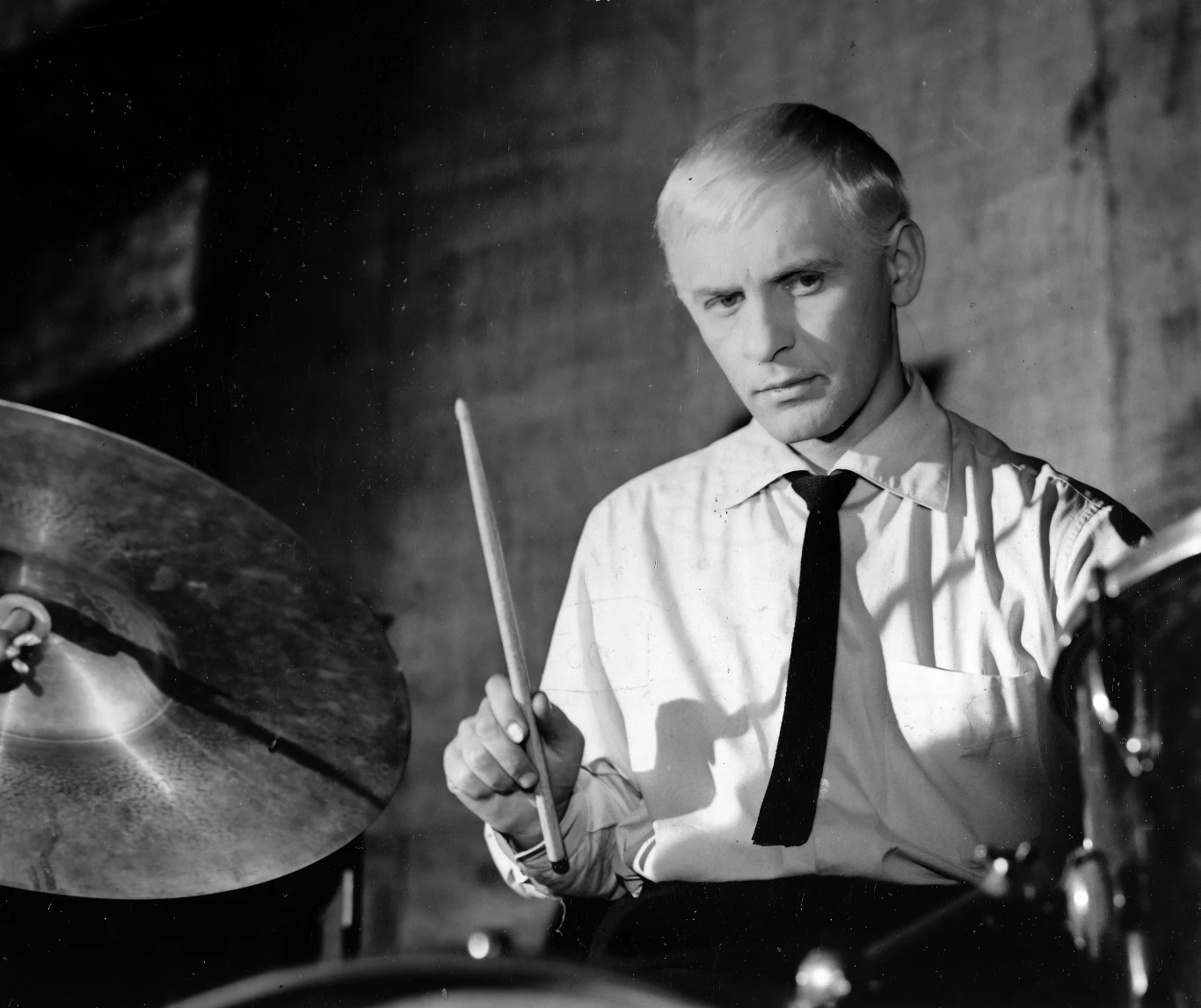 To był nietypowy film w twórczości Andrzeja Wajdy, gdyż nie podejmował tematyki wojennej ani historycznej i był jedynie kameralnym opisem relacji pomiędzy dwójką bohaterów. Opowieść o warszawskich niespełna trzydziestolatkach przywodziła raczej na myśl stylistykę francuskiej Nowej Fali.
Scenariusz napisał Jerzy Andrzejewski wraz z Jerzym Skolimowskim. Film miał opowiadać o młodych ludziach, prowadzących niezaangażowany, konsumpcyjny, swobodny obyczajowo, nonszalancki styl życia. Tytuł filmu Andrzejewski zapożyczył z fragmentu I części "Dziadów" Adama Mickiewicza.

Na zdjęciu: Tadeusz Łomnicki w filmie "Niewinni czarodzieje"