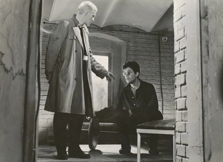 "'Niewinni czarodzieje' są dziś pewnie jednym z najbardziej obojętnych politycznie filmów, jakie zrealizowałem. Całkowicie inaczej oceniały go jednak władze z czasów Gomułki. Niewinny temat młodego lekarza, który lubi elastyczne skarpetki i dobre papierosy, posiada magnetofon i nagrywa na nim swoje rozmowy z dziewczętami, którego jedyną pasją jest gra na perkusji w jazzowym zespole Krzysztofa Komedy - okazał się bardziej drażliwy dla ideologów-wychowawców niż Armia Krajowa i powstanie warszawskie" - mówił o swym filmie Andrzej Wajda.

Na zdjęciu: Tadeusz Łomnicki i Zbigniew Cybulski w filmie "Niewinni czarodzieje"