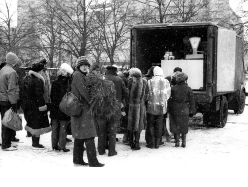 Przedświąteczne zakupy na Placu Defilad w Warszawie. Tak to wyglądało w 1986 roku