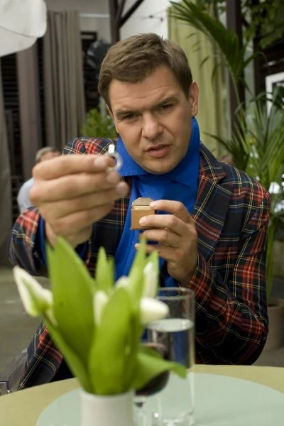 W  tym samym roku Karolak zagrał również w komedii Patryka Vegi zatytułowanej "Ciacho" (2010). Wcielił się w postać modnisia-ginekologa. Na potrzeby roli reżyser namówił aktora do usunięcia charakterystycznej dla niego szpary między zębami. Jego bohater jest też modnie ubrany.

"Kostiumy Tomasza Karolaka to prawdziwy 'Seks w wielkim mieście' w męskim wydaniu" - przekonywał Patryk Vega. No normalnie ciacho...