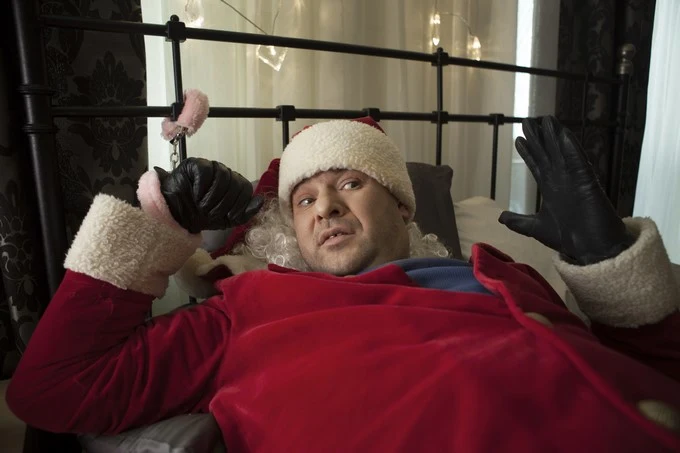 Poza "Kac Wawą" "i Wyjazdem integracyjnym" w 2011 roku Karolak wystąpił również w komedii świątecznej "Listy do M.", która w odróżnieniu od dwóch wymienionych produkcji, okazała się ogromnym hitem. W filmie Mitji Okorna aktor wcielił się Melchiora "Mela Gibsona", kipiącego testosteronem amatora życia i wielbiciela kobiecego piękna, który pracuje w... "Agencji Mikołajów". Postać Koralaka pokochali widzowie, a aktor wystąpił już w trzech kontynuacjach "Listów do M." (czwarta część miała zadebiutować w tym roku, ale z powodu zamknięcia kin, premiera została przeniesiona).