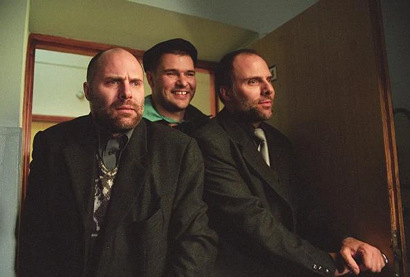 Tomasz Karolak debiutował w filmie "Duże zwierzę" (2000) Jerzego Stuhra, ale dopiero występ w komedii "Ciało" (2003) zwrócił na niego uwagę szerszej widowni. W obrazie Andrzeja Saramonowicza i Tomasza Koneckiego aktor wcielił się w drobnego złodziejaszka o ksywie "Goldi", który znajduje w pociągu zwłoki. Boi się jednak powiadomić policję, ponieważ ma ze sobą sporo "trefnego" towaru. Zdesperowany postanawia podrzucić ciało komuś innemu... 