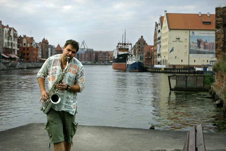 W Polsce łatwo wpada się do aktorskich szufladek... Taki los spotkał także Karolaka, który w filmie Janusza Kondratiuka "Milion dolarów" (2010) kolejny raz wcielił się w muzyka. Jego bohater - Stasiunek, był tym razem saksofonistą, który ze swoim trio o dźwięcznie brzmiącej nazwie Tylko dens (obok Karolaka: Rafal Mohr i Andrzej Grabowski), występuje na wieczorkach zapoznawczych. Aktor zapewniał, że do roli nauczył się nawet grać na instrumencie.