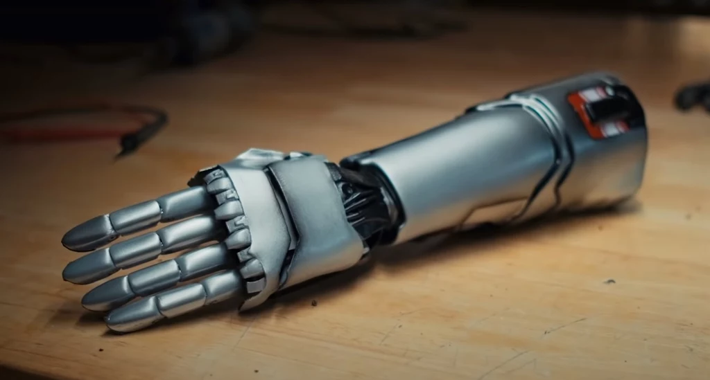 Proteza postaci odgrywanej przez Keanu Reevesa w grze Cyberpunk 2077