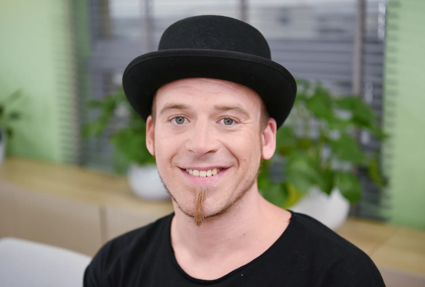  Swoje początki w trzeciej edycji "Idola" (2003 r.) pamięta również wokalista Afromental, Tomson. - Dobrze pamiętamy swoje początki, ponieważ to jest coś, co zapada w pamięć. Czym idziesz dalej, tym lepiej kojarzysz, skąd jesteś. Często robi się przelot w linii czasu do tyłu, aby sprawdzić, czy wszystko idzie tak dobrze, jak sobie założyliśmy. W moim przypadku talent show występowało dwa razy, ponieważ sam byłem uczestnikiem i dużo mnie to nauczyło, bo poznałem to od środka - przyznał w rozmowie z Interią.