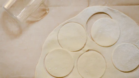 Jak przygotować miękkie niczym chmurka ciasto na pierogi? Wykorzystaj jeden składnik.