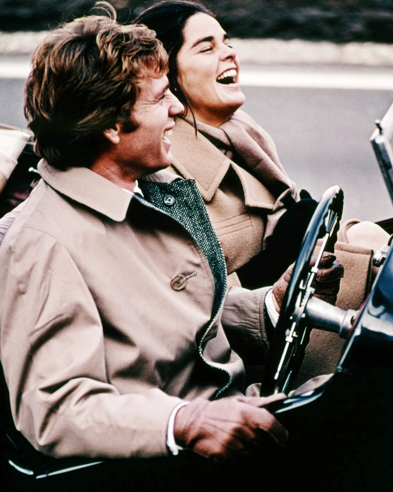 O'Neal częściowo powtórzył dramatyczne losy Barretta. W tym sensie, że zarówno jego filmowa partnerka, jak i ta w prawdziwym życiu - Farrah Fawcett, przegrały walkę z rakiem i zmarły. Natomiast jemu udało się pokonać białaczkę i raka prostaty. Jeśli chodzi MacGraw, po kilku latach od nakręcenia "Love Story", zerwała z aktorstwem. Przez wiele lat zmagała się z uzależnieniami od alkoholu i narkotyków. Napisała o tym później książkę.

(PAP Life)