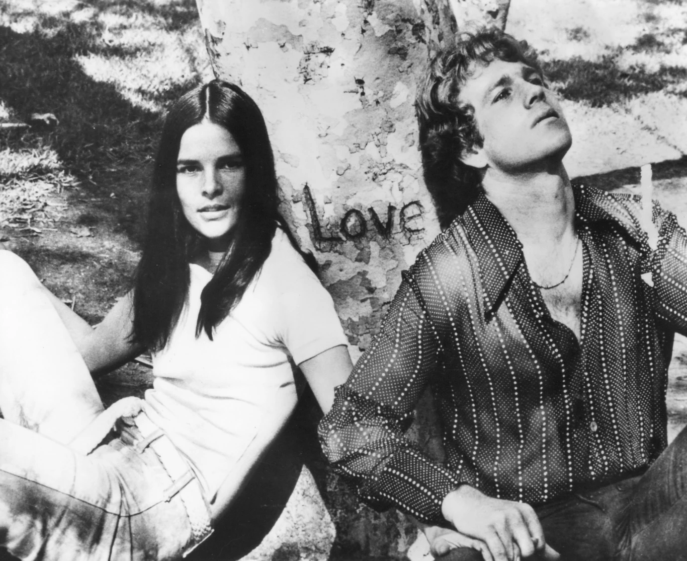 Wyzwaniem było obsadzenie roli Olivera Barretta. Propozycję zagranie tej postaci odrzucili Beau Bridges, Michael Douglas, Jon Voight i Peter Fonda. Nieznany szerzej Ryan O'Neal musiał pokonać w castingu około 1000 rywali. O'Neal wspomina, że podczas zdjęć próbnych pocałował się tak intensywnie z MacGraw, że był pewny, iż angaż ma już w kieszeni. Później dowiedział się od przyjaciela, że aktorka całowała się tak samo również z jego konkurentami. Za swoją rolę dostał 25 tys. dolarów.

Film otworzył też drzwi do kariery Tommy'emu Lee Jonesowi. Był to jego debiut filmowy. Jones grał studenta Harvardu, sam będąc absolwentem tej uczelni. Erich Segal, kreśląc postać Oliviera, inspirował się Jonesem, gdyż ten był "typem atlety i macho, ale z sercem poety".

(PAP Life)