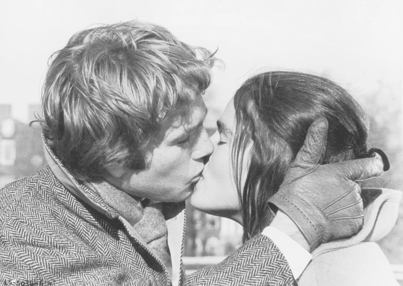 Pozostając przy kwestii Harvardu, to właśnie realizacja "Love Story" sprawiła, że władze uniwersytetu mocno ukróciły kręcenie na jego terenie filmów komercyjnych. Prace miały zakłócać życie studentom i doprowadzić do zniszczenia mienia (sztuczny śnieg uszkodził kilka drzew). Ekipa "Love Story" została wyrzucona z campusu już po tygodniu. Większość kolejnych filmów rozgrywających się na Harvardzie kręcono w innych pobliskich szkołach.

(PAP Life)