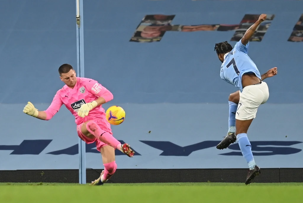 Sam Johnstone broni strzał Raheema Sterlinga