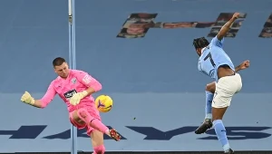 Sam Johnstone broni strzał Raheema Sterlinga