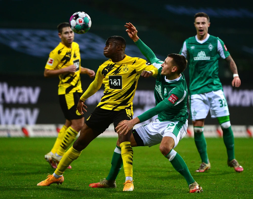 Youssoufa Moukoko (przy piłce)