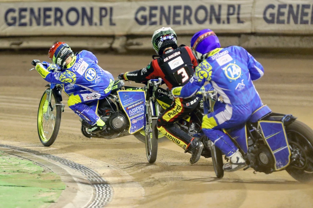 Artiom Łaguta, w barwach GKM-u, na prowadzeniu. Za nim Chris Holder i Damian Lotarski Artiom Łaguta, w barwach GKM-u, na prowadzeniu. Za nim Chris Holder i Damian Lotarski