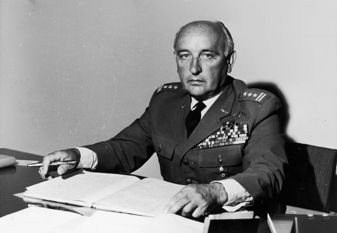 W ostatnich latach życia bardzo podupadł na zdrowiu. Potrzebował pomocy. Zamiast wsparcia, został okradziony przez opiekunów, którzy w nie do końca uczciwy sposób przejęli jego mieszkanie i oszczędności. Ostatnie miesiące życia spędził zapomniany i opuszczony w domu pomocy społecznej. Zmarł 12 listopada 2004 roku. Sławek Zagórski 