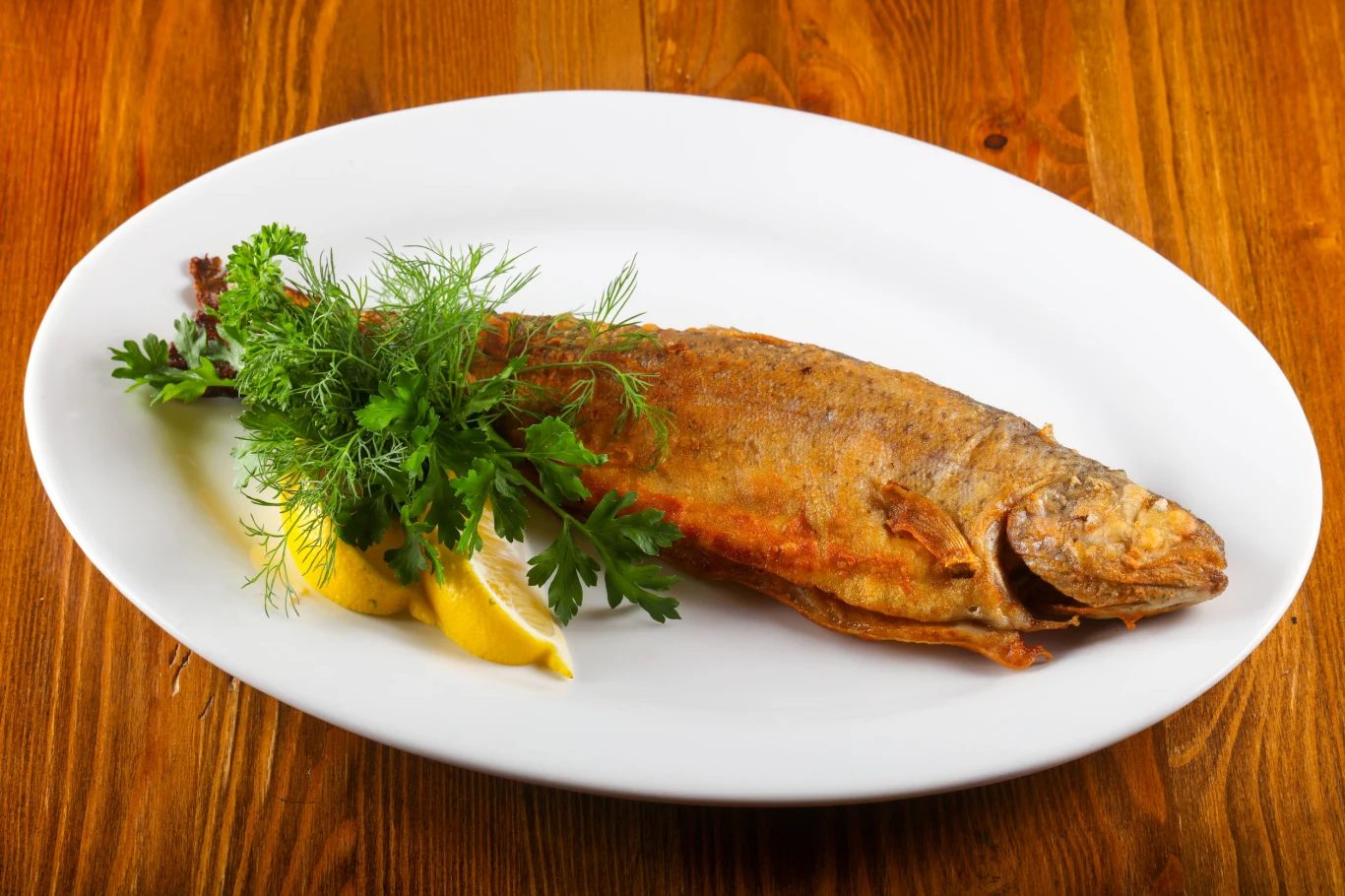 Dla osób, które nie przepadają za tradycyjnym wigilijnym karpiem, świetnym wyborem będzie również pstrąg. Dziki żyje w rzekach i strumieniach górskich, a w sklepach kupić możemy przede wszystkim okazy hodowane w gospodarstwach rybackich. Pstrąg ma smaczne, chude mięso i zawiera najwięcej spośród ryb słodkowodnych kwasów omega-3. Jest rybą wymagającą czystej, napowietrzonej i płynącej wody, więc hodowla wymaga ciągłej kontroli. Dzięki temu mamy pewność, że spożywamy dobrej jakości rybę. Najlepiej jednak wybierać okazy średniej wielkości. Pstrąg świetnie smakuje zarówno pieczony w całości, jak i w formie smażonych filetów.