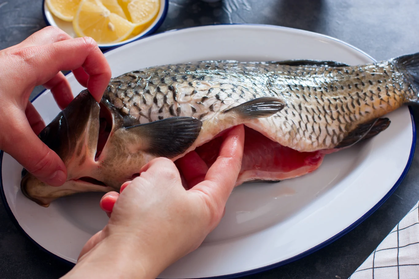 Karp jest jedną z najzdrowszych ryb – nie jest tłusty, za to posiada sporo nienasyconych kwasów tłuszczowych – omega-3 i 6, łatwo przyswajalne białko, witaminy, kwas foliowy i minerały. Nie wszyscy jednak przepadają na jego dość specyficznym, „mulistym” smakiem – istnieją za to sposoby, aby go zniwelować. Pomoże w tym obłożenie filetów cebulą i pozostawienie na całą noc. Na drugi dzień mięso można upiec lub usmażyć w towarzystwie ulubionych dodatków. 