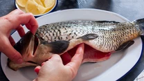 Karp jest jedną z najzdrowszych ryb – nie jest tłusty, za to posiada sporo nienasyconych kwasów tłuszczowych – omega-3 i 6, łatwo przyswajalne białko, witaminy, kwas foliowy i minerały. Nie wszyscy jednak przepadają na jego dość specyficznym, „mulistym” smakiem – istnieją za to sposoby, aby go zniwelować. Pomoże w tym obłożenie filetów cebulą i pozostawienie na całą noc. Na drugi dzień mięso można upiec lub usmażyć w towarzystwie ulubionych dodatków. 