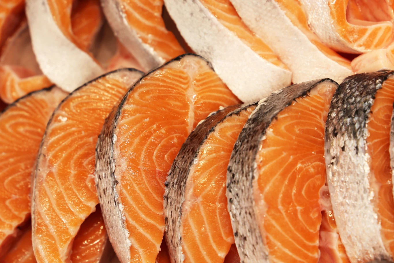 Łosoś to kolejna ryba bogata w cenne kwasy tłuszczowe omega-3 i omega-6. Wspierają one pracę mózgu, natomiast witaminy z grupy B chronią wzrok i serce. Mówi się też, że łosoś jest naturalną „bronią” przed przedwczesnym starzeniem się skóry. Ponadto wpływa korzystnie na regulację poziomu cukru we krwi, więc jest idealnym posiłkiem dla diabetyka. Mimo licznych zalet, podczas kupowania tego gatunku należy zachować ostrożność i nabywać wyłącznie ze sprawdzonych źródeł. Łososie mogą bowiem zawierać w sobie dużo zanieczyszczeń. O jakości łososia świadczy jego kolor – zdrowy okaz ma mięso barwy bladoróżowej, a nie jaskrawej. Ze względu na ryzyko płynące z jedzenia łososia, ten rodzaj ryby nie jest polecany dzieciom i kobietom w ciąży. 