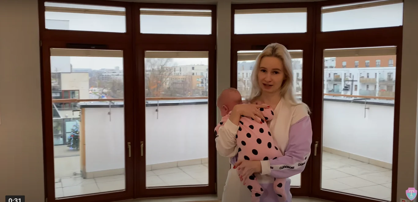 Ola z "Psycho Couple" z córką - Lyrą podczas oprowadzania po nowym domu.