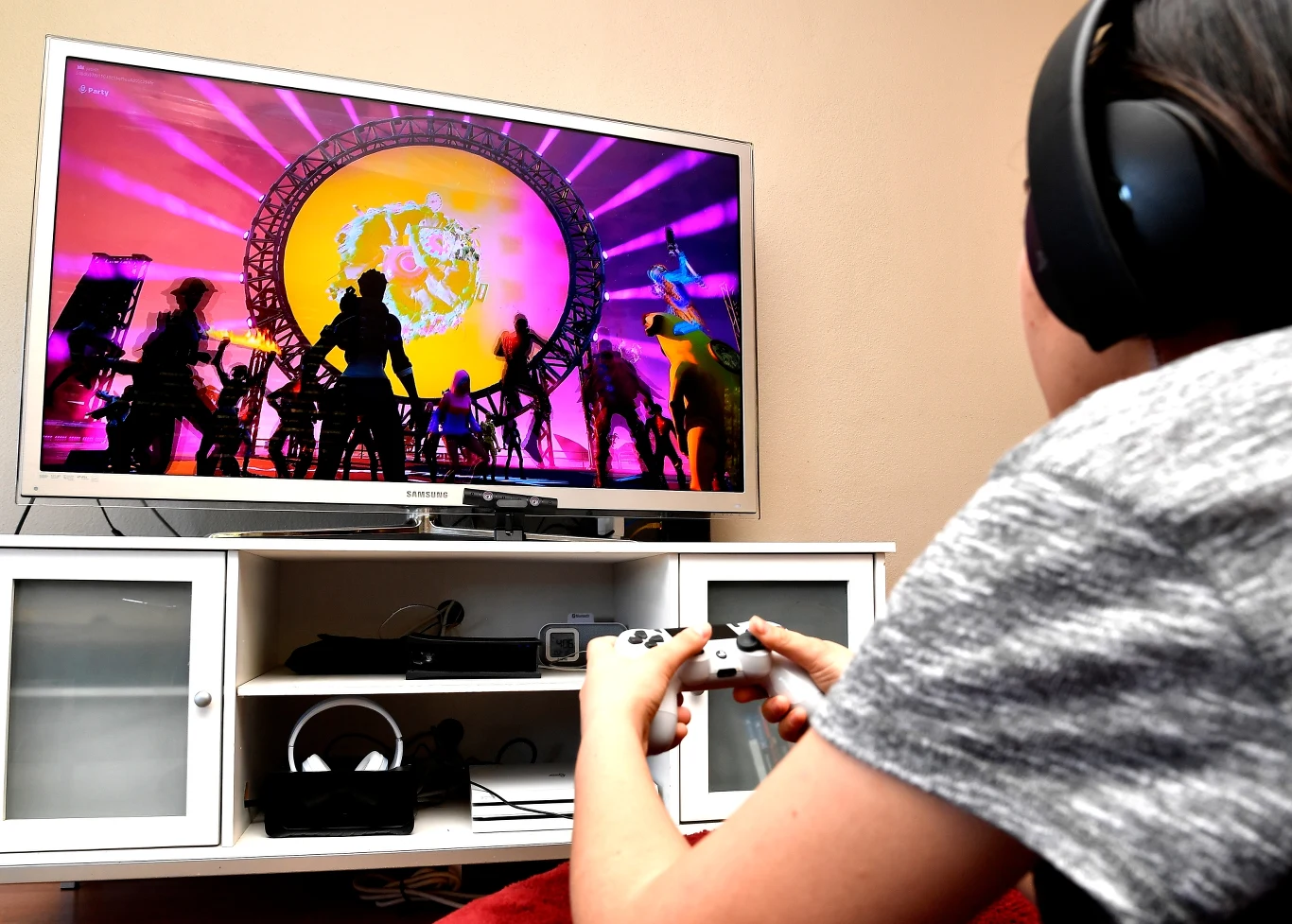 To jednak nie wszystko, ponieważ przy okazji wprowadzenia trybu wydajności Epic Games pozwoliło nam również na rezygnację z tekstur wysokiej rozdzielczości (można będzie to wybrać w opcjach instalacji gry w programie startowym Epic Games). Usunie to ok. 14 GB zawartości wysokiej rozdzielczości, a ostateczny rozmiar gry po usunięciu wszystkich komponentów opcjonalnych może zmniejszyć się nawet do 17 GB.