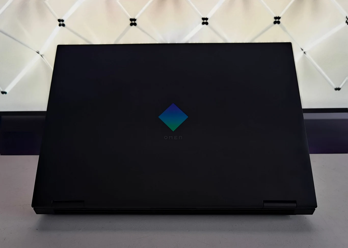 HP Omen 15 - wygląd komputera robi pozytywne wrażenie, nowe logo dobrze się prezentuje