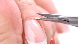 Jak usunąć skórki wokół paznokci?