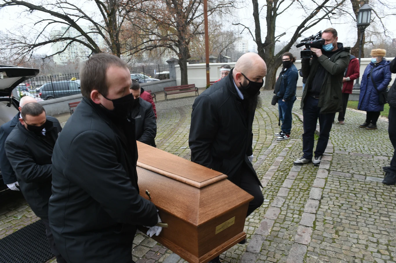 Aktorka zmarła 7 grudnia w Warszawie. Znana była szerokiej publiczności m.in. z seriali "Plebania", "Czterdziestolatek" i "Gruby". Artystka była związana m.in. z warszawskimi teatrami: Polskim, Dramatycznym, Narodowym i Ateneum.