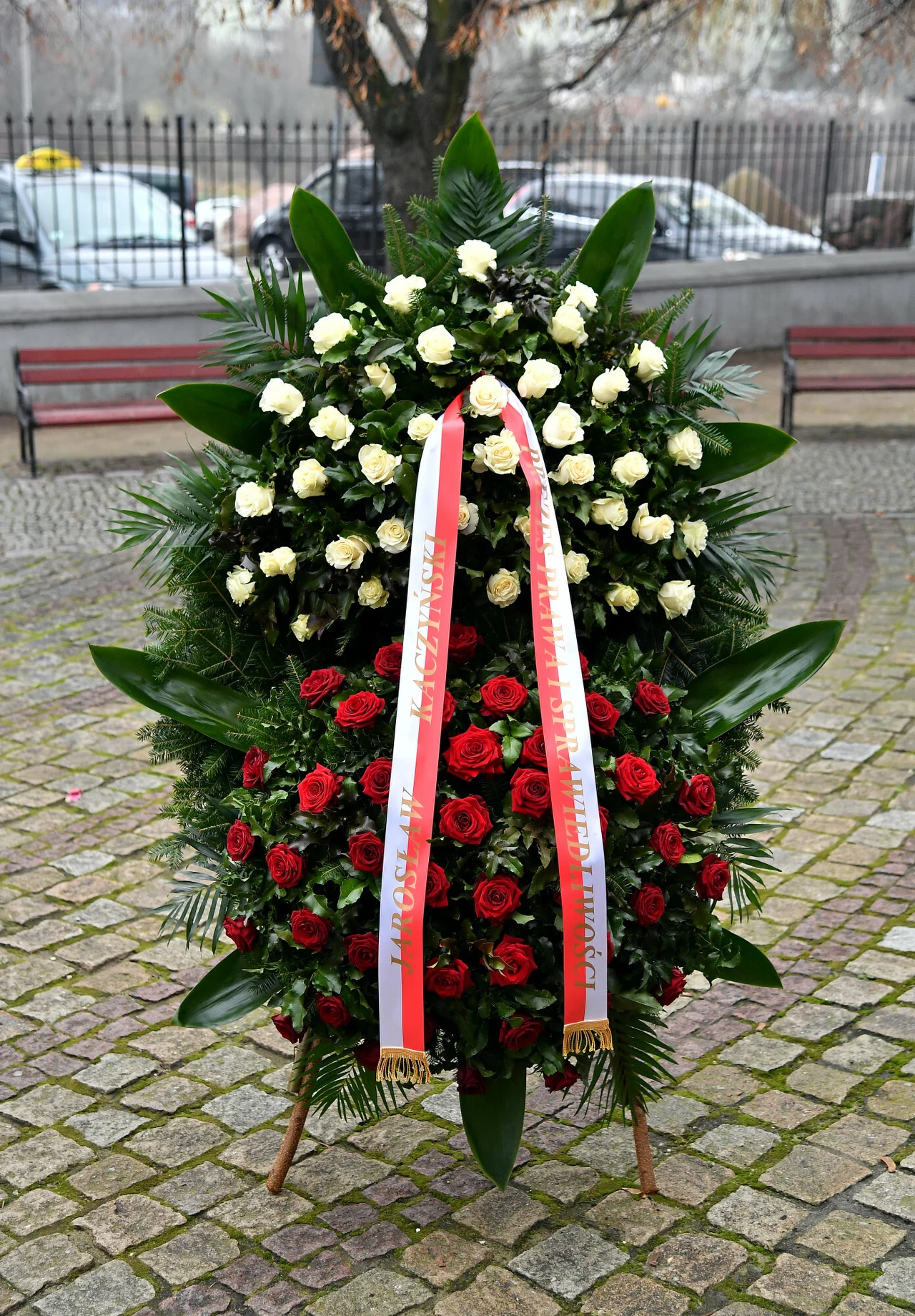 Wieniec pogrzebowy od Jarosława Kaczyńskiego.