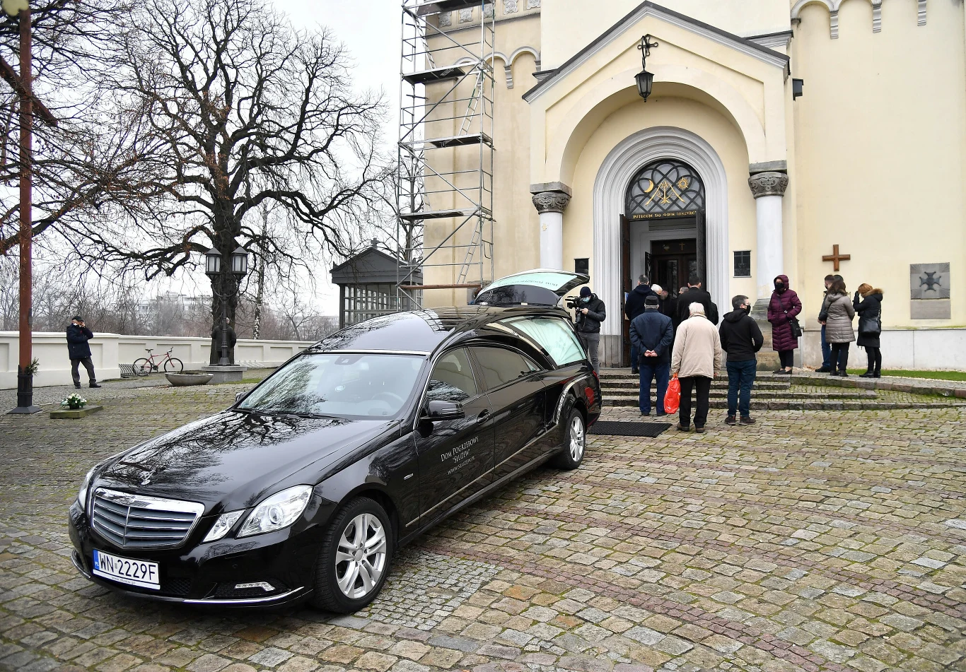 W pogrzebie uczestniczą przede wszystkim rodzina i przyjaciele artystki.
