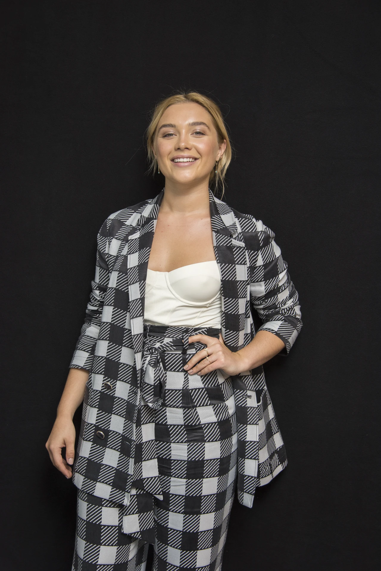 W przyszłym roku powinny rozpocząć się zdjęcia do nowego filmu, którego Pugh będzie gwiazdą i producentką. To kryminał "The Maid", którego bohaterką - jak podaje portal "Deadline" - będzie pokojówka Molly, która jest perfekcjonistką w swojej pracy i zna wszystkie tajemnice gości przebywających w sprzątanych przez nią pokojach. Wkrótce Molly zagłębi się w sam środek morderczego półświatka. 

Scenariusz filmu "The Maid" oparty zostanie na motywach książki Nity Prose, która do księgarń trafi dopiero w 2022 roku. Powieść opisywana jest jako połączenie zagadek kryminalnych znanych z dzieł Agathy Christie i książki Honeyman Gail "Eleanor Oliphant ma się całkiem dobrze".

To niejedyna produkcja, z którą związana jest teraz Florence Pugh. Aktorka pracuje też na planie nowego filmu Olivii Wilde "Don’t Worry Darling". Ponownie wcieli się też w postać, którą zagrała w czekającym na premierę filmie "Czarna Wdowa". Teraz Jelenę Biełową zagra w serialu Marvela/Disneya "Hawkeye", gdzie wystąpią też m.in. Jeremy Renner, Hailee Steinfeld i Vera Farmiga.

(PAP Life)