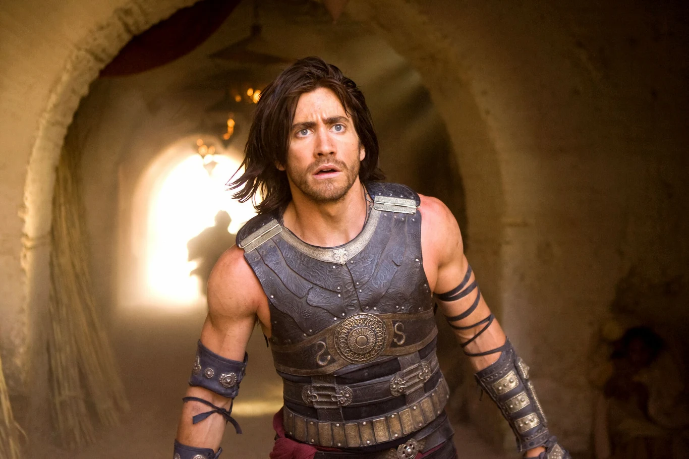 W filmie "Książę Persji: Piaski Czasu" Jake Gyllenhaal zagrał tytułowego księcia, który zawiera porozumienie z tajemniczą księżniczką i razem wyruszają na wyprawę przeciwko złym siłom.

"Przybyło mi kilka kilogramów mięśni, co nie było łatwe. Może to wygląda dobrze w filmie, ale pewnie niedługo z powrotem zamieni się w tłuszcz" - oznajmił wtedy gwiazdor. "Będę gruby, ale szczęśliwy" - dodał.
